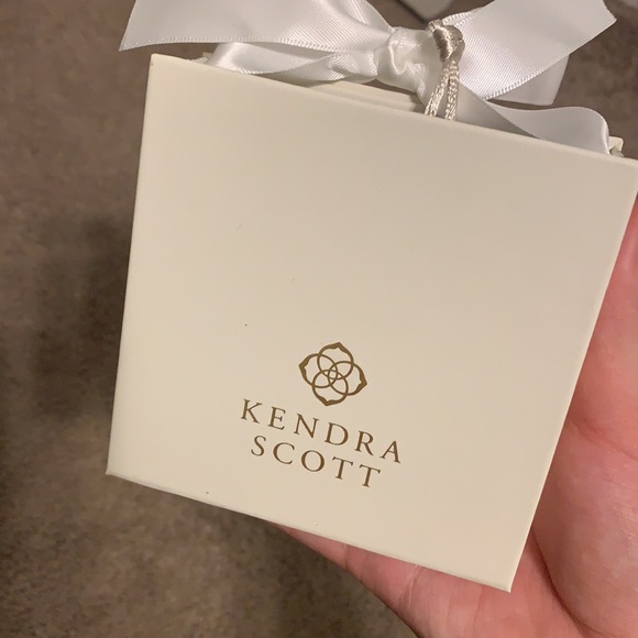 Kendra Scott FJ Molly Bracelet in White Gold with diamonds - Picture 14 of 16